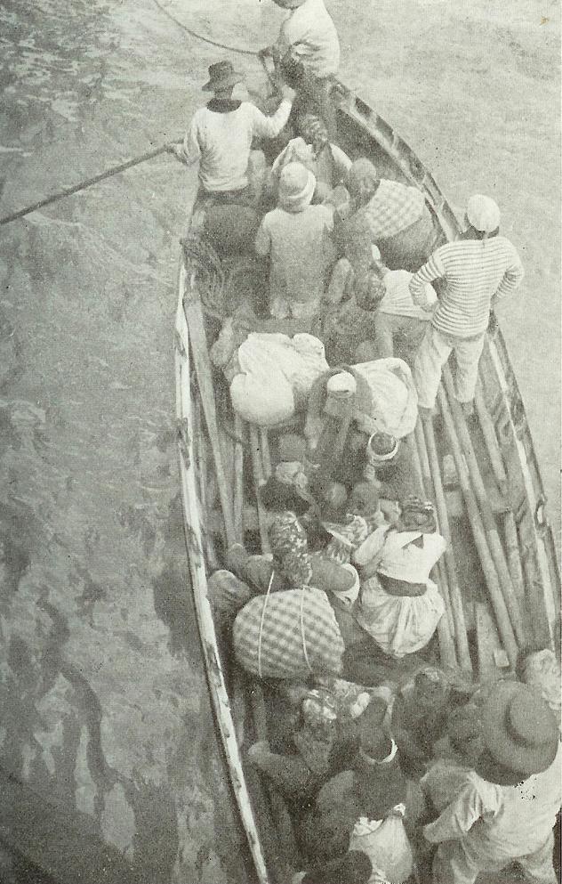 Embarquement des réfugiés arméniens du mont Musa Dagh sur un navire de guerre français au large des côtes syriennes en septembre 1915
